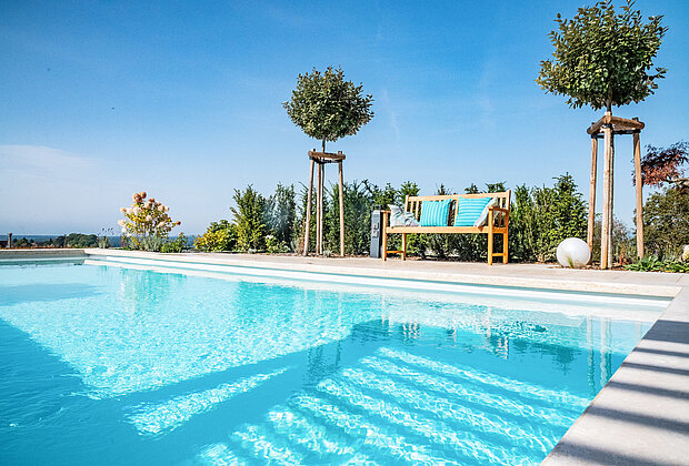 Poolanlage mit Liegestühlen