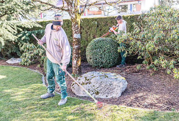 Schellhorn Aussenanlagen Mitarbeiter bei der Anlagenpflege