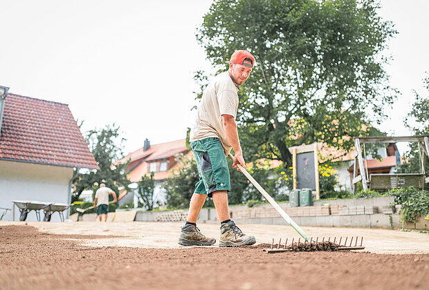 Mitarbeiter von Schellhorn Aussenanlagen bei der Gartenanlage