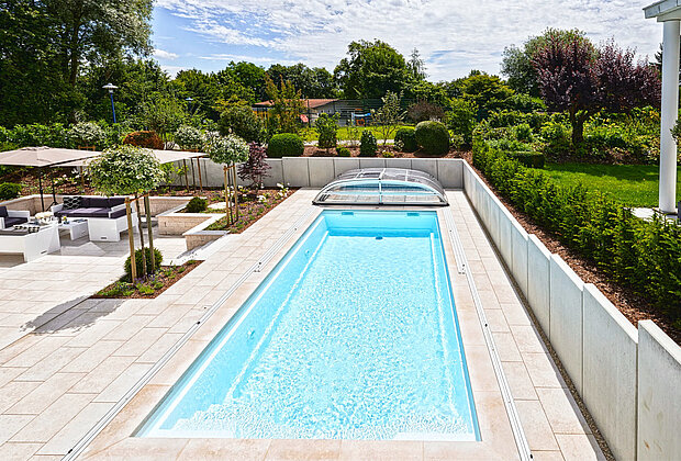 Ein Garten mit Swimmingpool