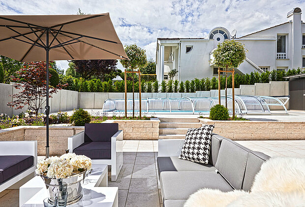 Traumgarten mit Pool und Sitzbereich