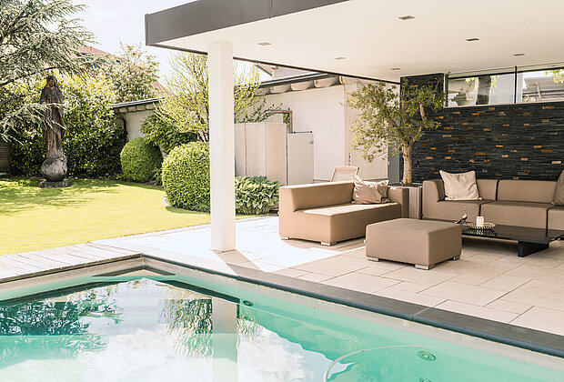 Pool mit Sitzgelegenheiten